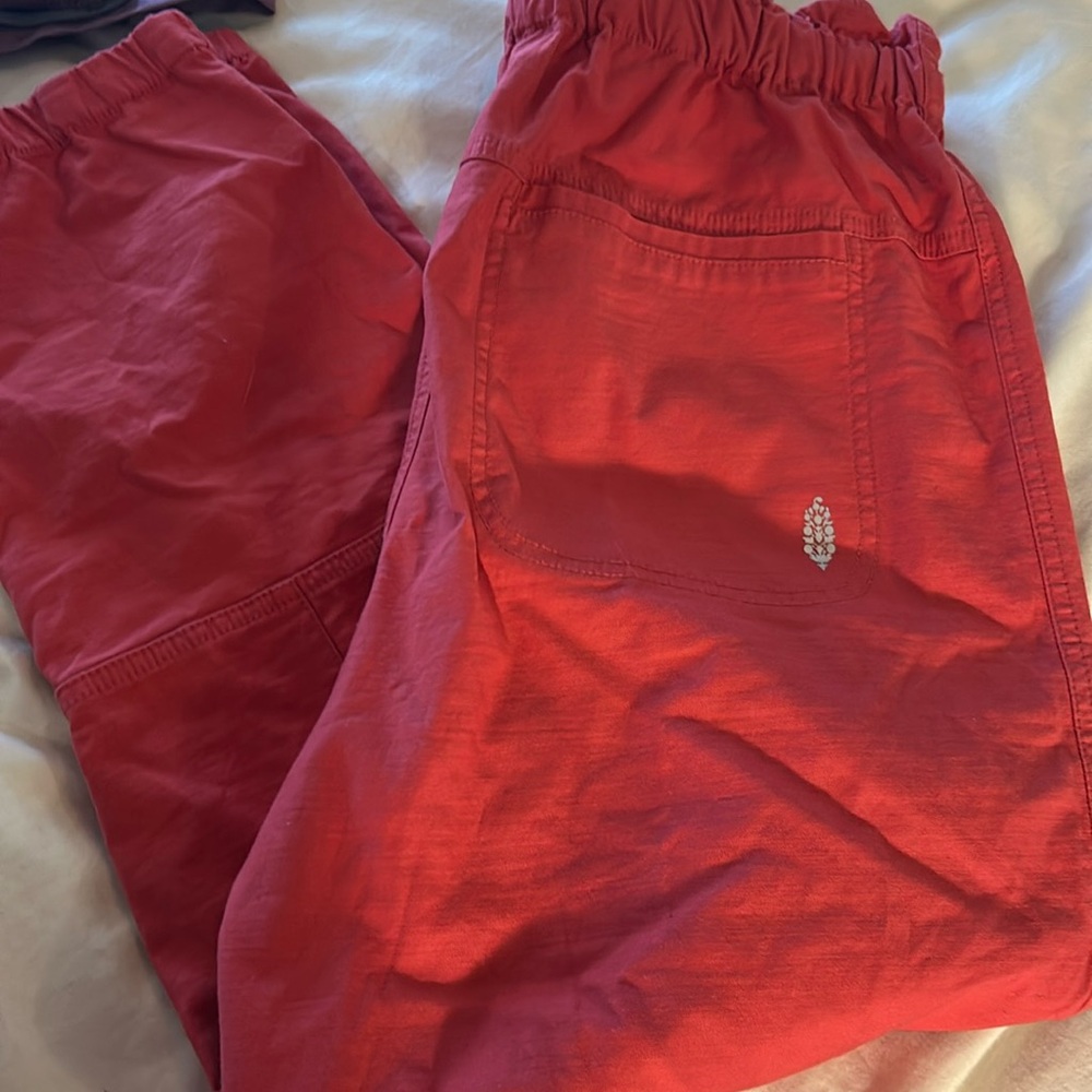 Free movement cargo pants